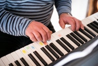 Homeside-deltaker Haralds hender på pianoet