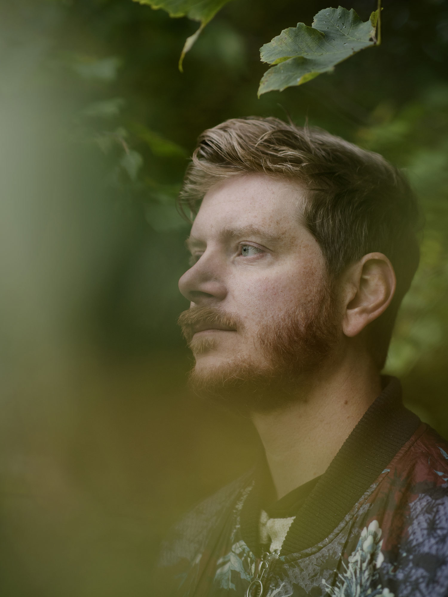 Nærbilde av profilen til Jens Linell mellom grener