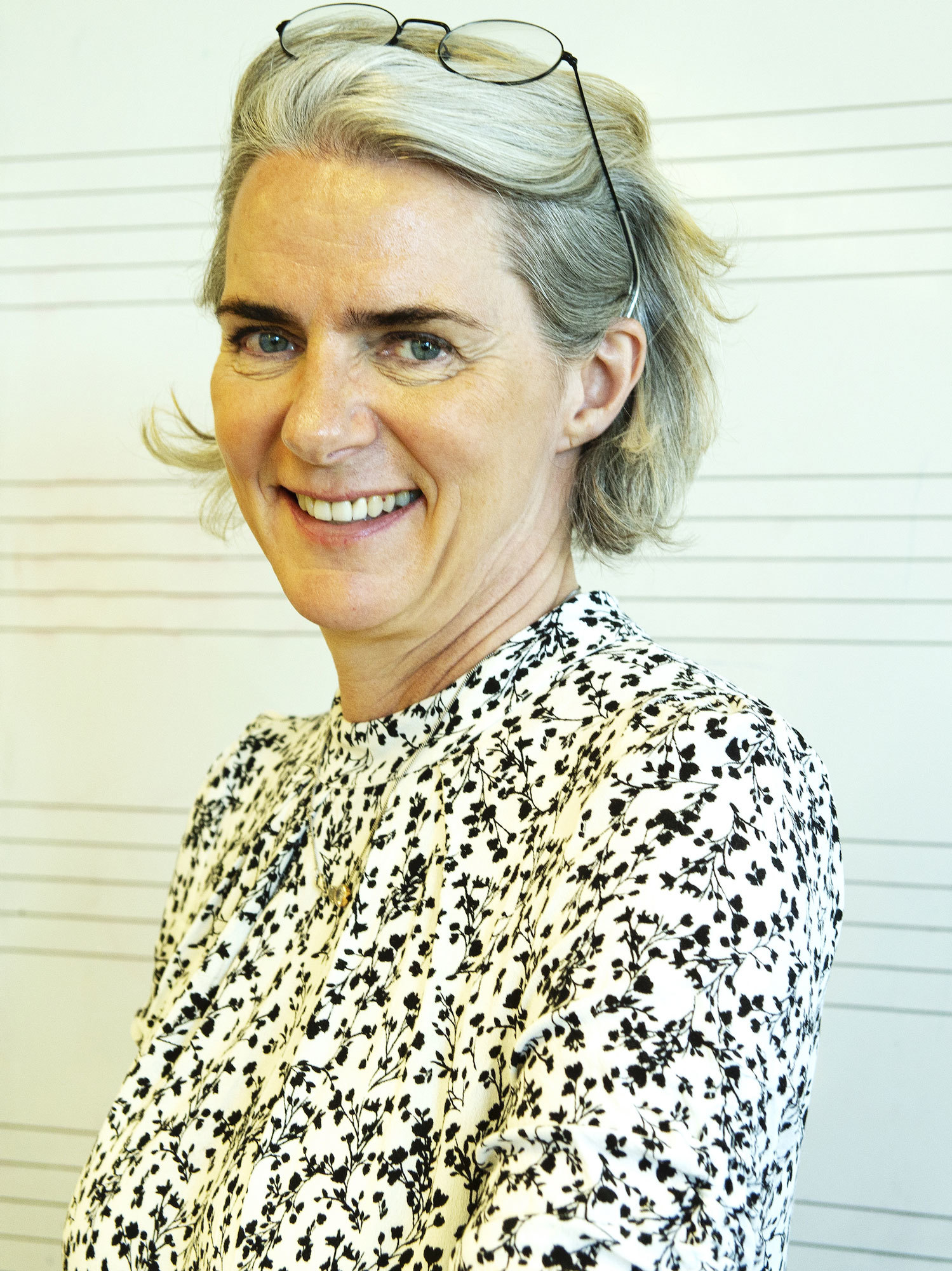 Portrett av Karette Stensæth foran notetavle.