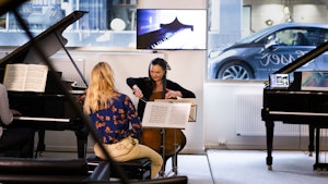 Madelene Berg og Sandra Lied Haga spiller sammen i Steinway Piano Gallery