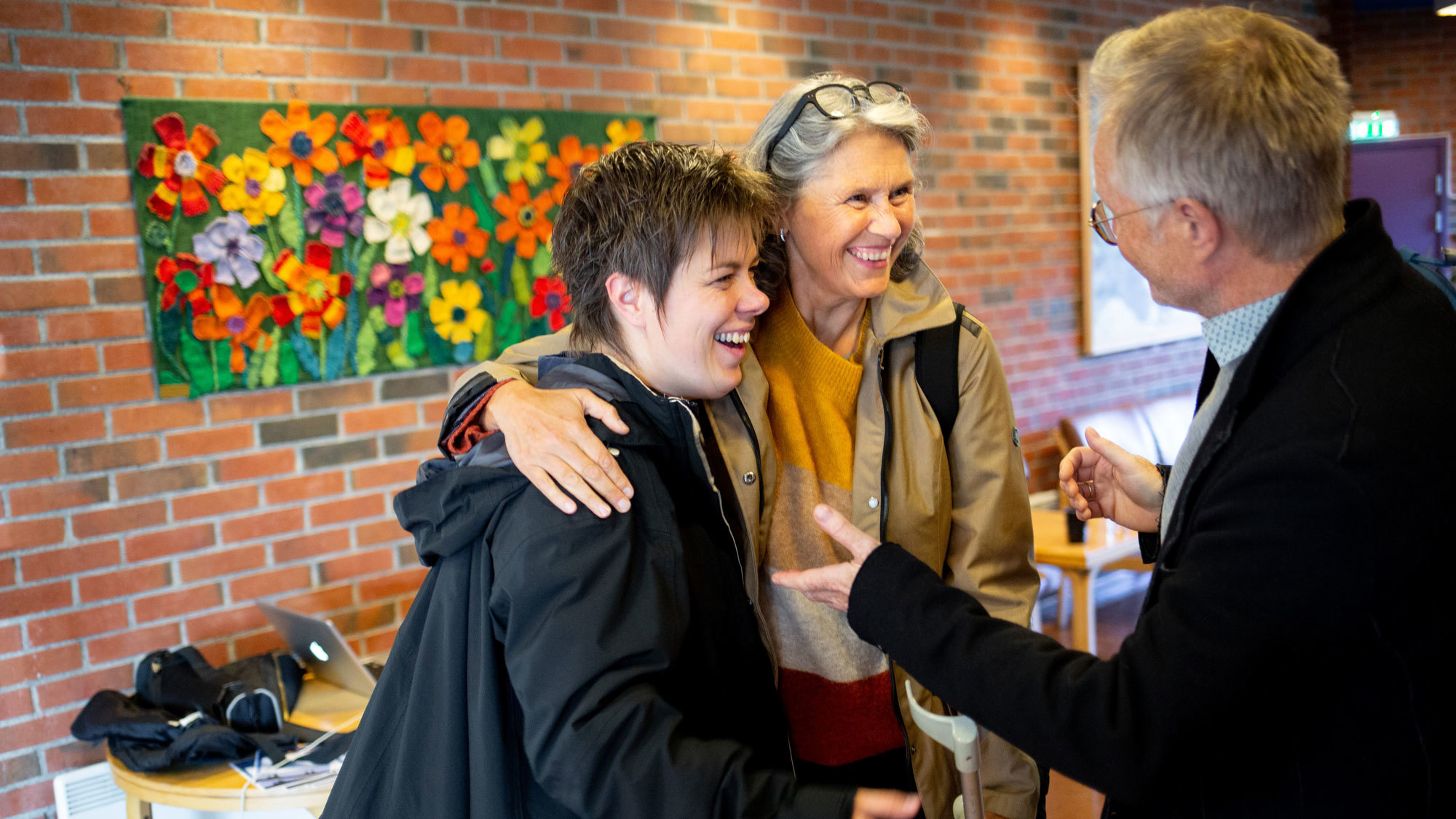 Martina Batič og Grete Pedersen snakker med Henrik Hellstenius og ler