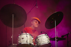 Olav Øverby spiller trommer på konsert