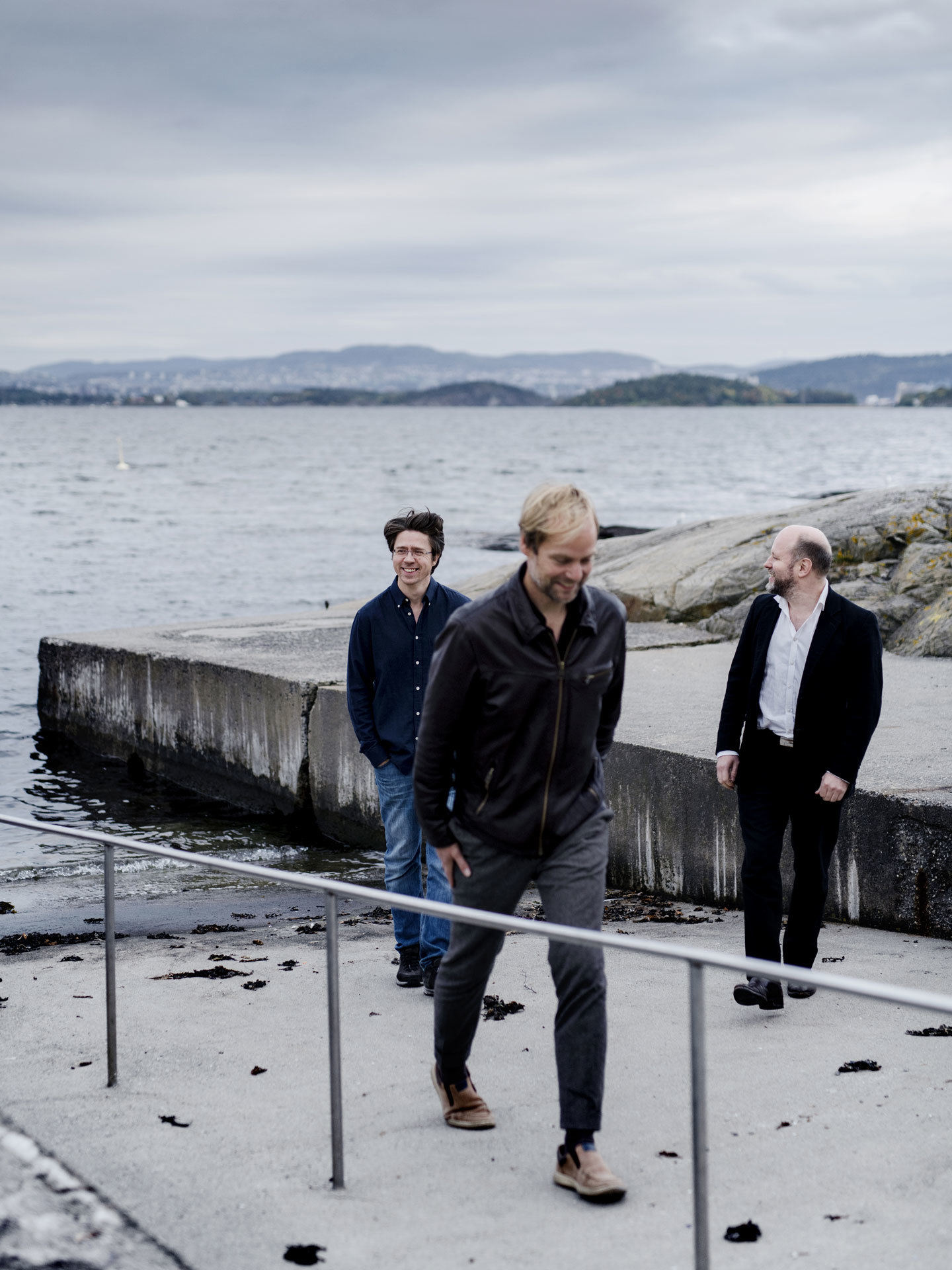 Rolf Erik Nystrøm, Håkon Thelin og Frode Haltli i Plong på brygge