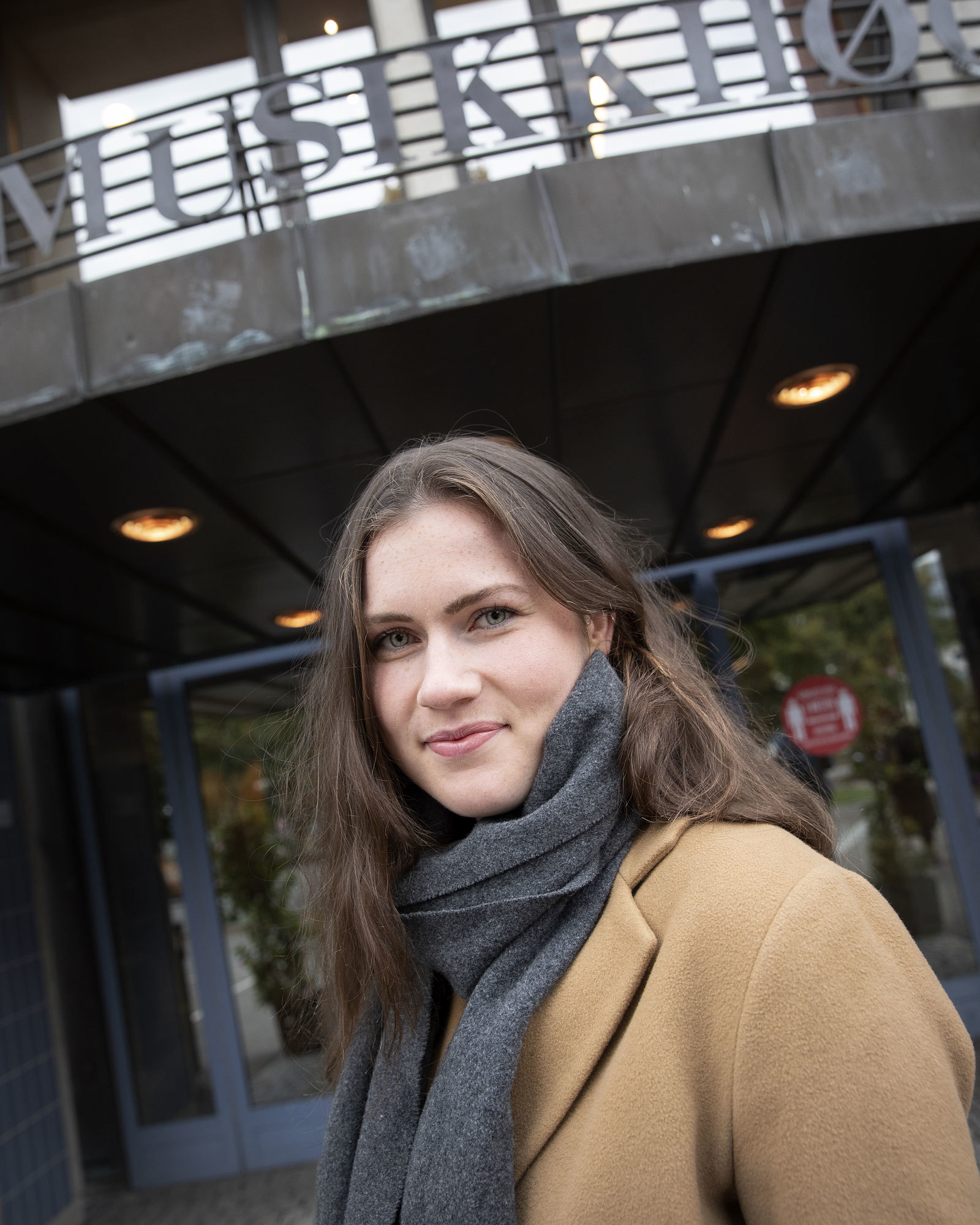 Ragna Rian står foran Musikkhøgskolen