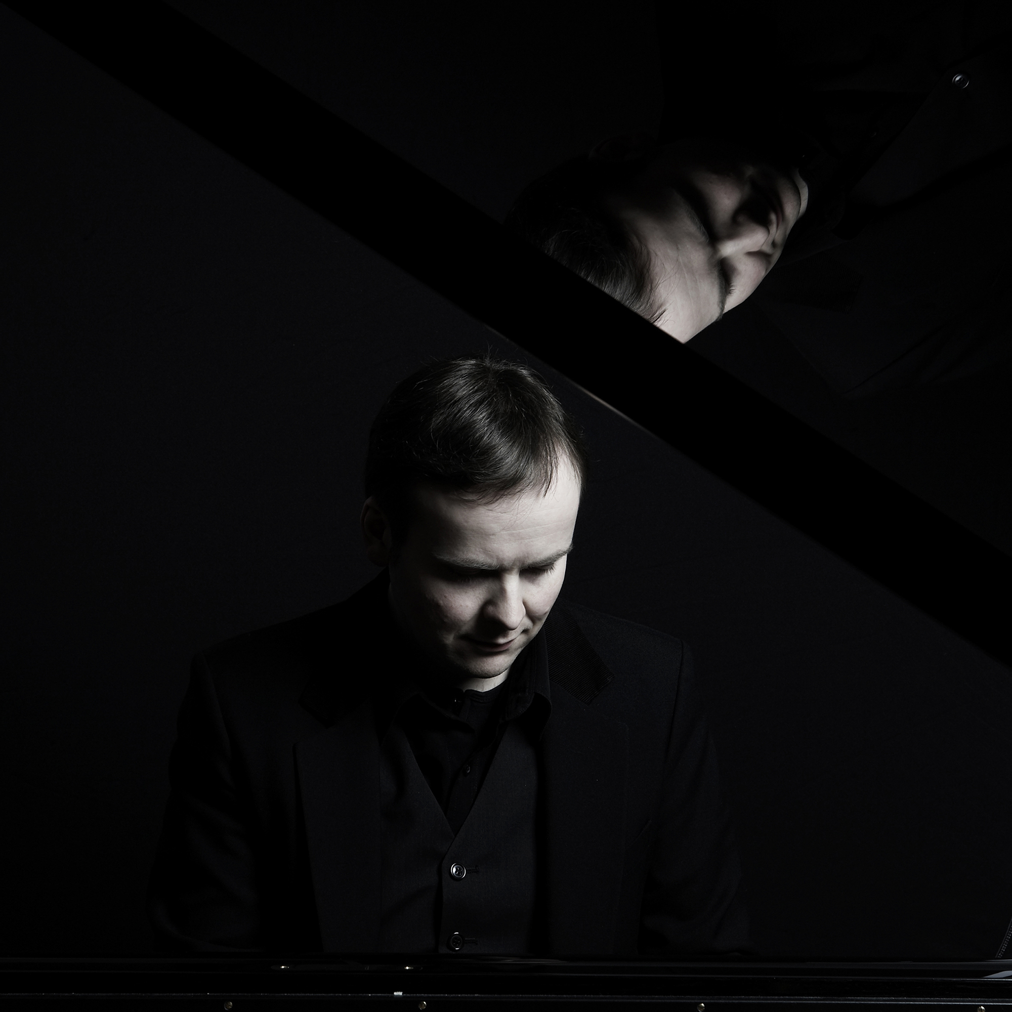 Mørkt bilde av Tor Espen Aspaas som speiles i flygelet.