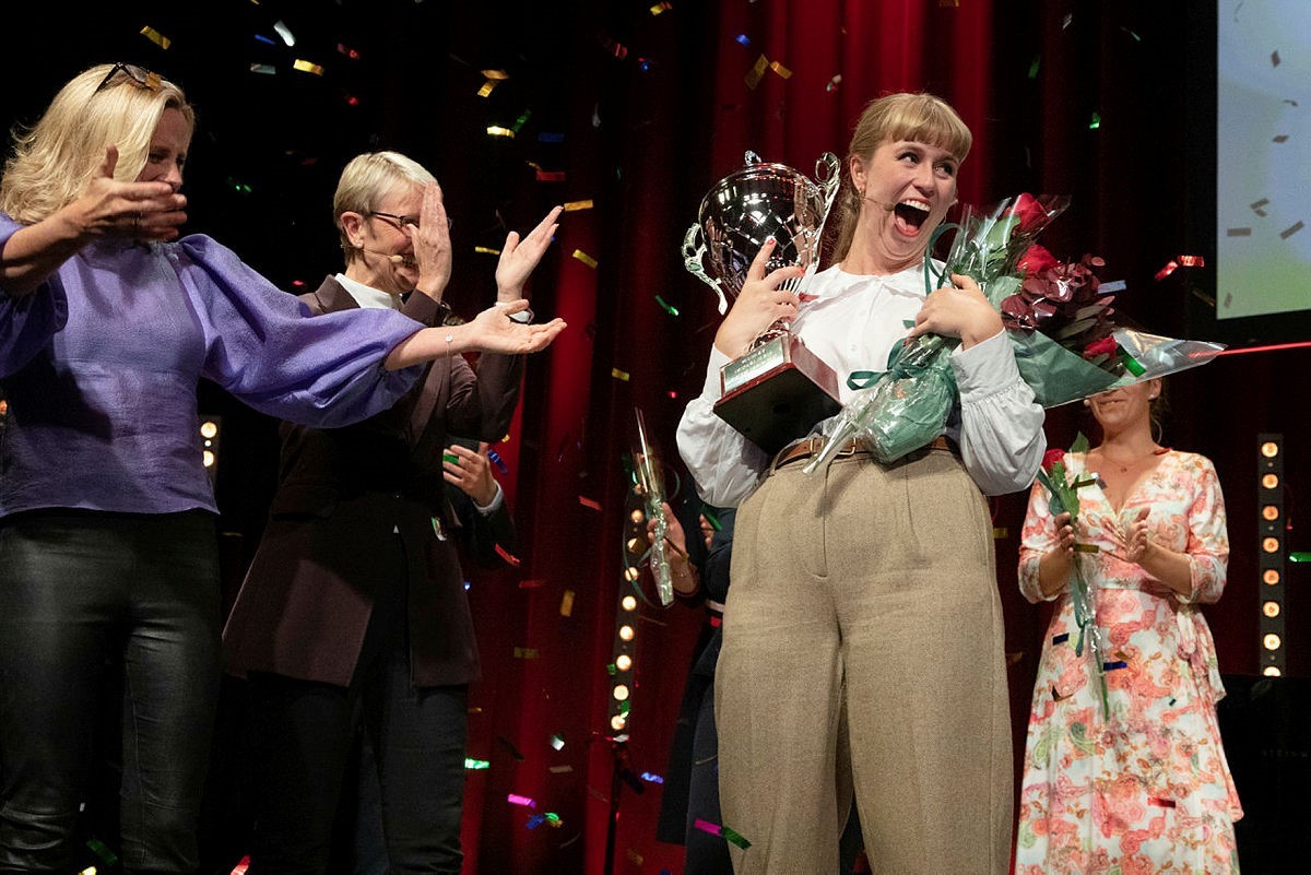 Tora Gaden mottar pris og jubler