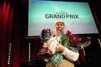 Tora Gaden mottar pris på Forsker Grand Prix