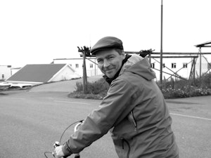 Sorthvitt bilde av Lars Skoglund på sykkel