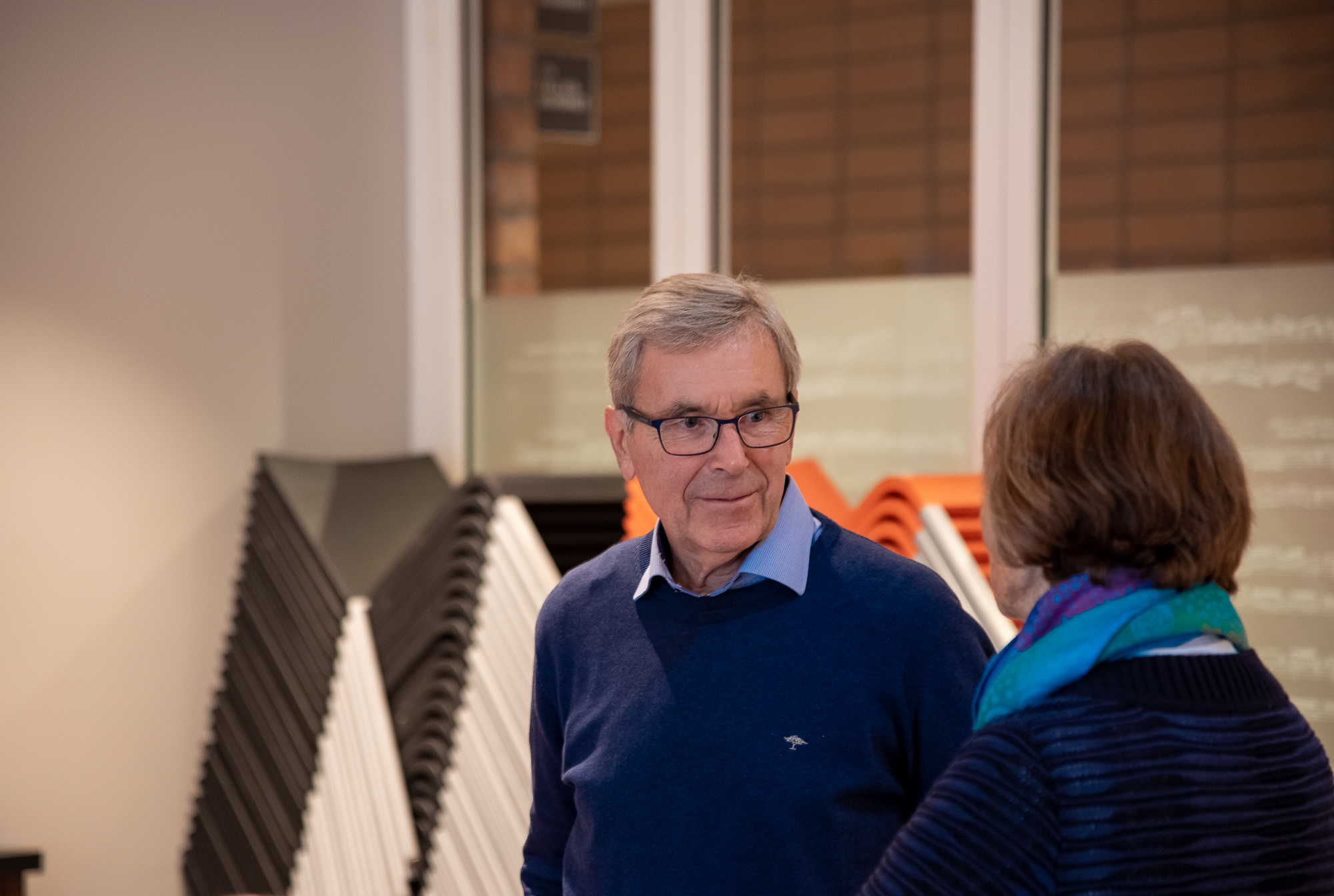 Einar Solbu og Inger Elise Reitan i samtale på rom 139.