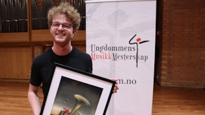 Slagverker Åsmund Moen poserer med trofeet for prisen som årets musiker i Ungdommens musikkmesterskap
