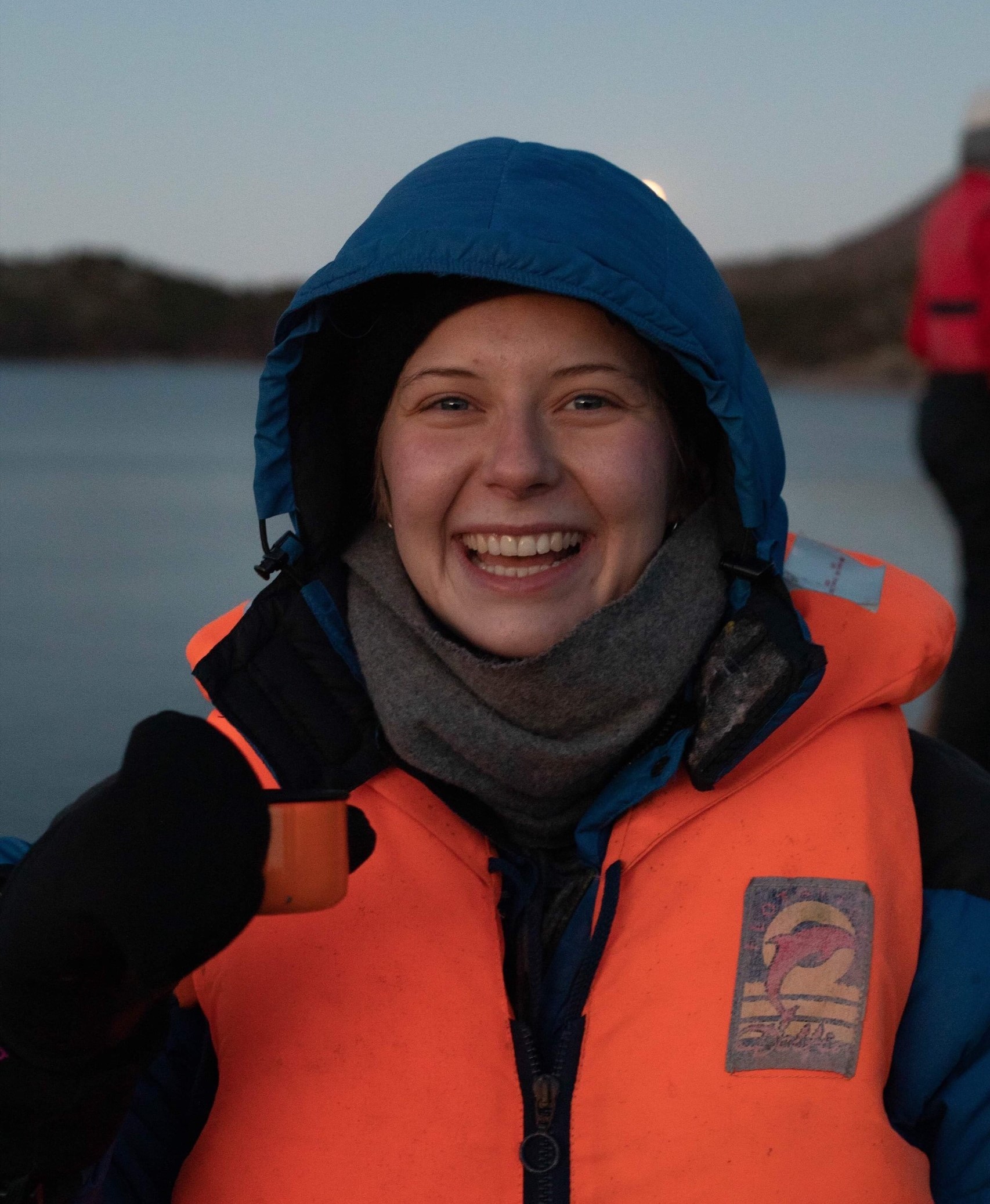 Andrine Erdal utendørs med hette og redningsvest