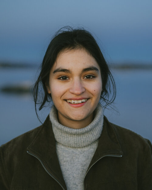 Portrett av Daniela Reyes foran havutsikt