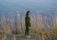 Daniela Reyes står foran sjø med høye strå