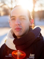 Portrett av utvekslingsstudent Eduardo Villamizar foran snødekt landskap og med sterkt lys.