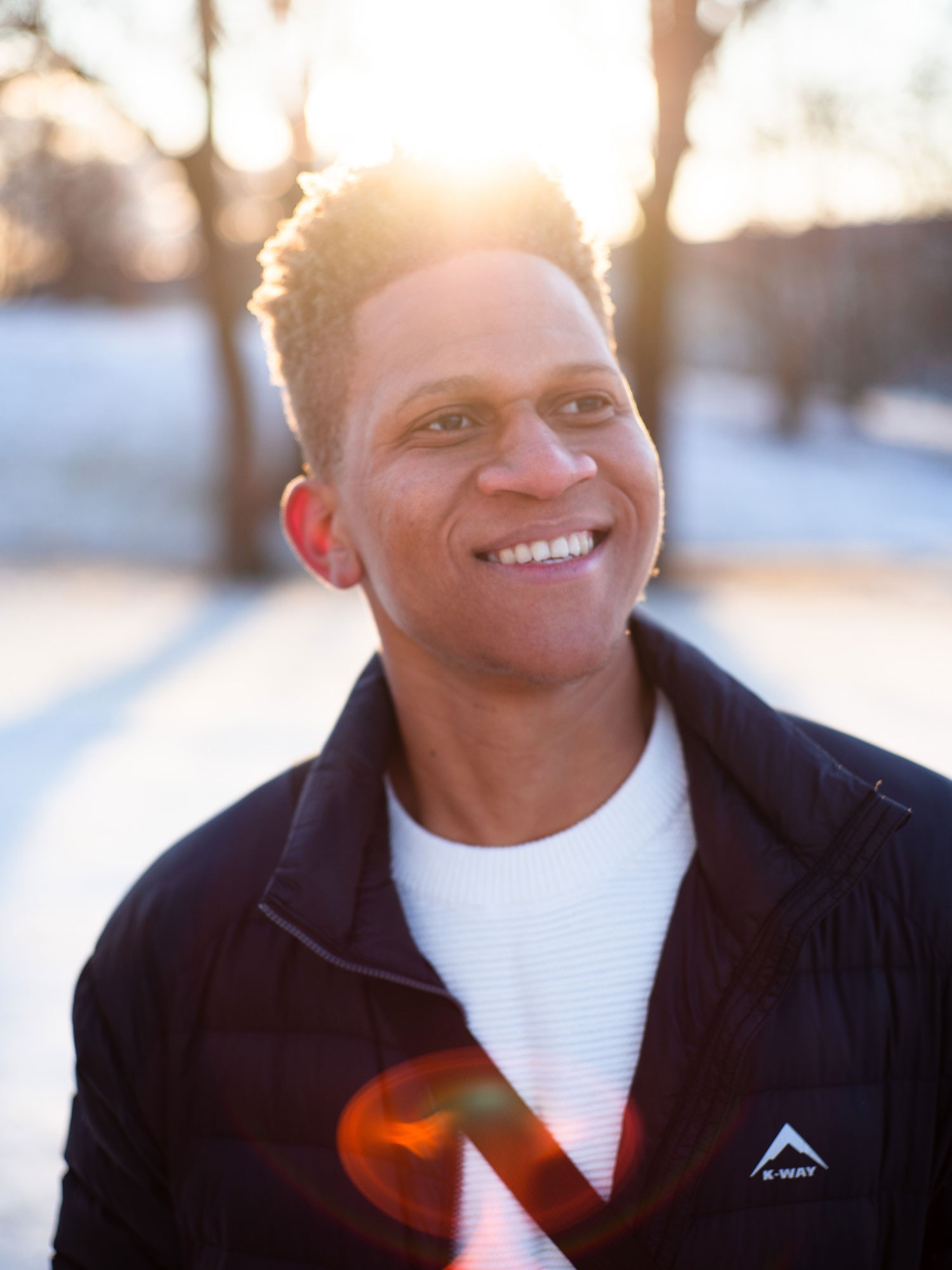 Utvekslingsstudent Uviwe Caso smiler bredt i snølandskap.