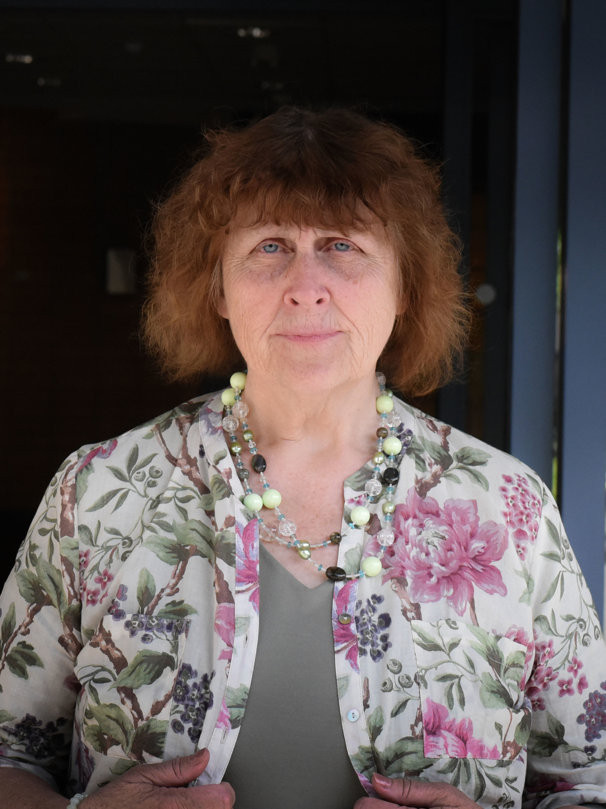 Vera Scott Stenersen står foran inngangen til NMH og ser alvorlig ut.