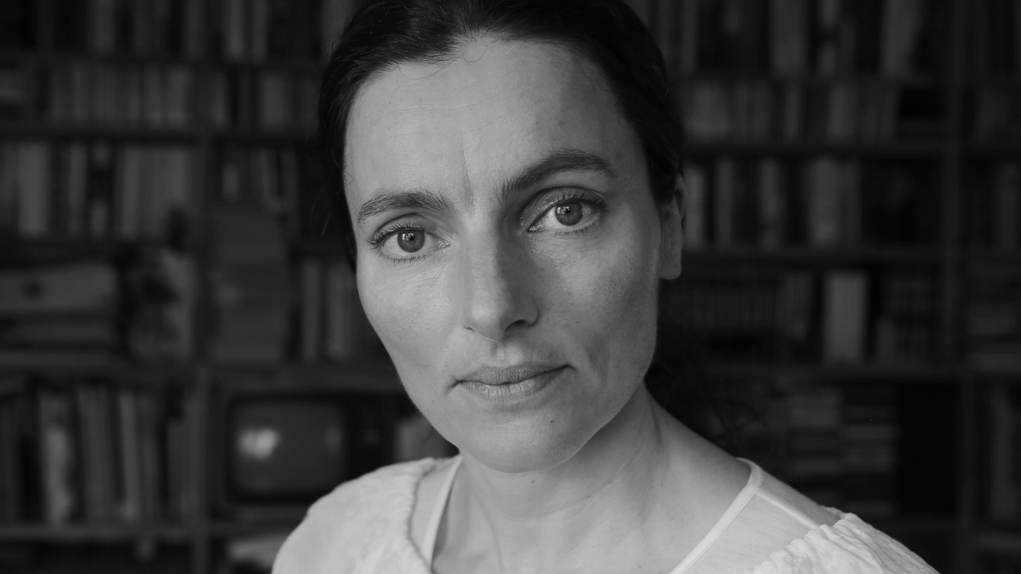 Svart-hvitt-portrett av Maja Ratkje