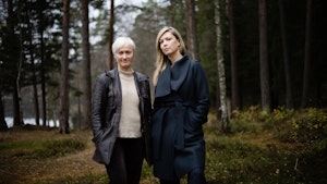 Live Maria Roggen og Ingfrid Breie Nyhus i skogen