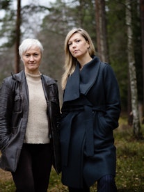 Live Maria Roggen og Ingfrid Breie Nyhus i skogen
