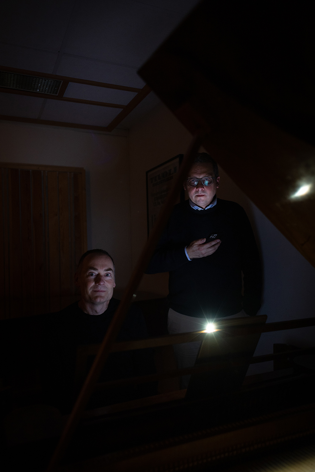 Gunnar Flagstad og Frank Havrøy med lommelykter i mørkt rom