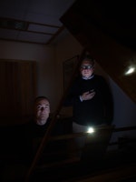 Gunnar Flagstad og Frank Havrøy med lommelykter i mørkt rom