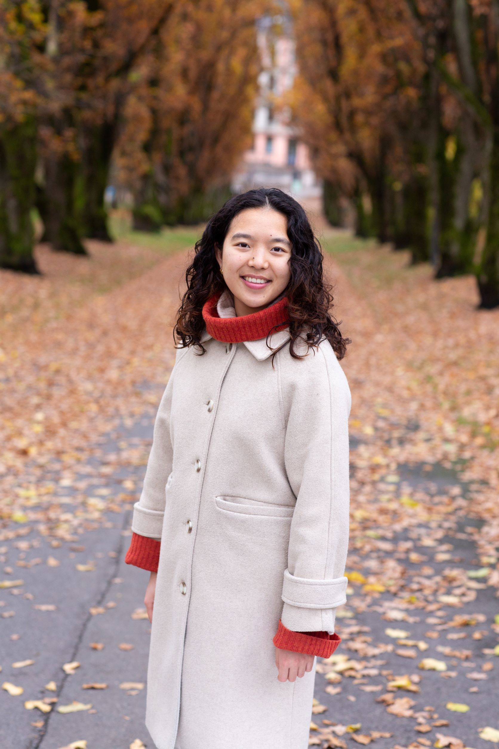 Susanne Trinh, portrett, med trær og gangvei i bakgrunnen