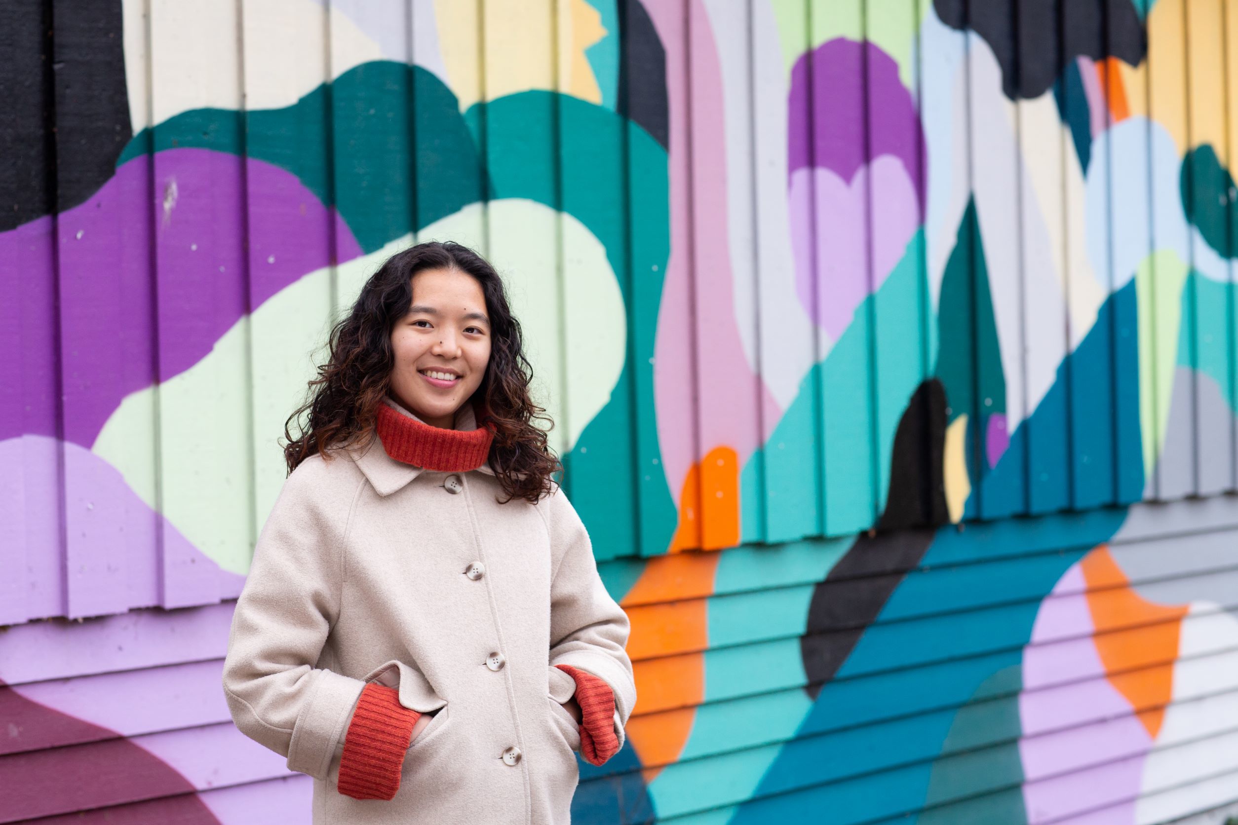 Susanne Trinh foran fargerik vegg