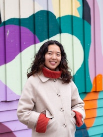 Susanne Trinh foran fargerik vegg