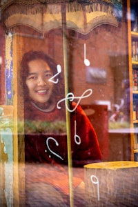 Susanne Trinh bak vindusrute med note-symboler på