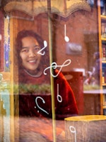 Susanne Trinh bak vindusrute med note-symboler på