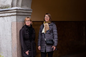 Siw Graabræk Nielsen og Sidsel Karsel ved en undergang