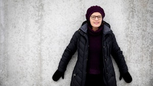 Astrid Kvalbein med vinterklær står foran grå betongvegg.