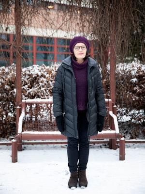Astrid Kvalbein står bak Musikkhøgskolen i vinterlandskap med snø.