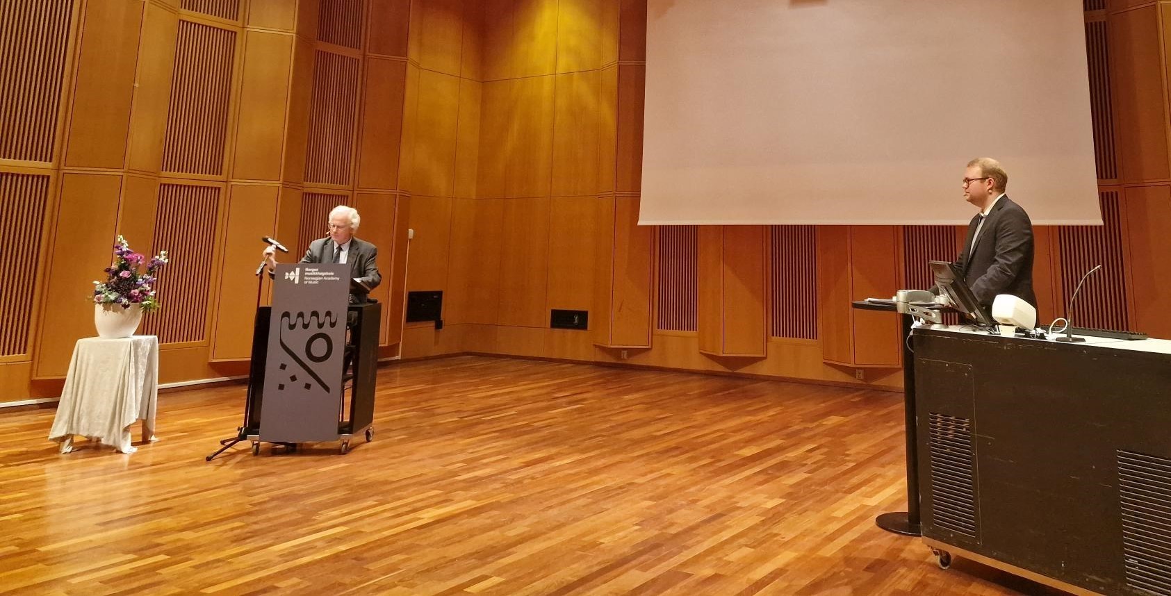 Bjornar Utne Reitan og Thomas Christensen i Levinsalen, bak hver sin talerstol.