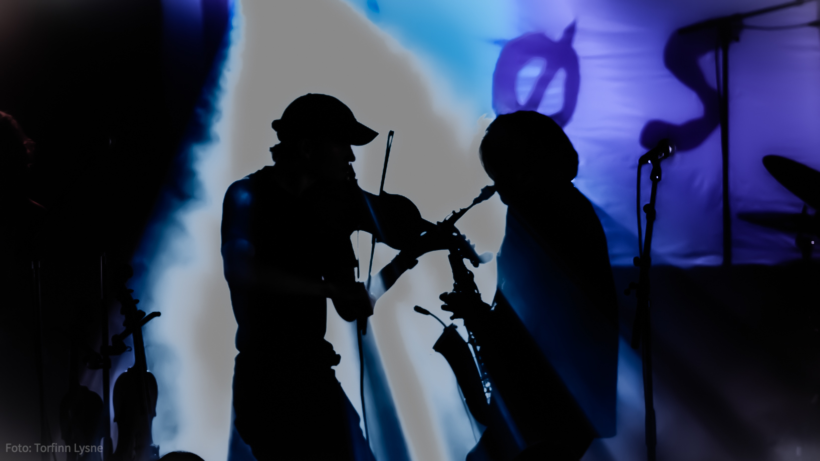 Silhuetter av folkemusikere på Betong på Ljøsblått 2021.