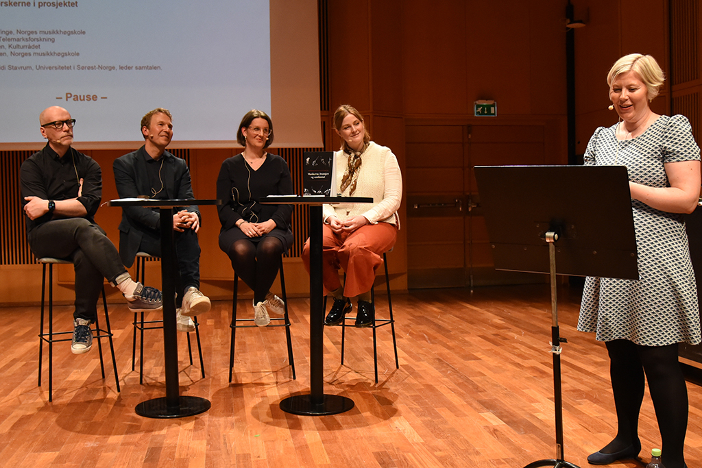 Panelsamtale med (f.v.) John Vinge, Ola Berge, Anja Nylund Hagen, Guro Utne Salvesen og Heidi Stavrum (moderator).
