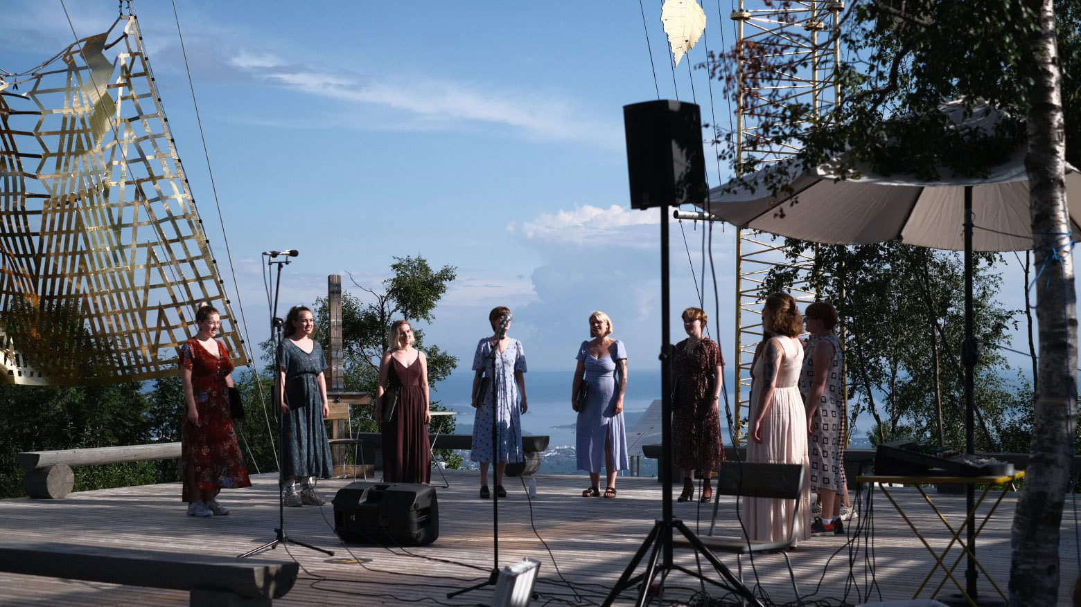 GAEA vokalensemble synger på Roseslottet en fin sommerdag.