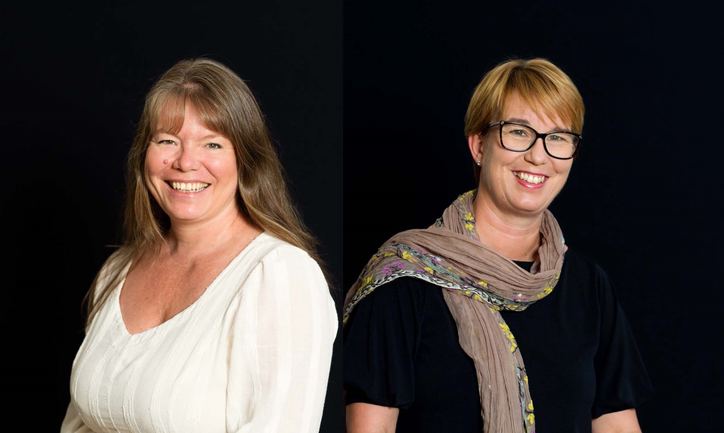 Guro Gravem Johansen og Sidsel Karlsen sitter rygg mot rygg og smiler til kamera