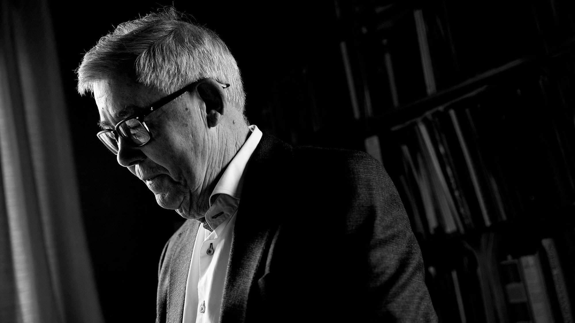 Svart-hvitt-bilde av Harald Herresthal som sitter ved orgelet og spiller.