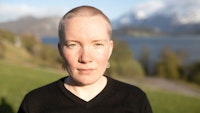 Portrett av Hilja Løvvik foran grønn ås.