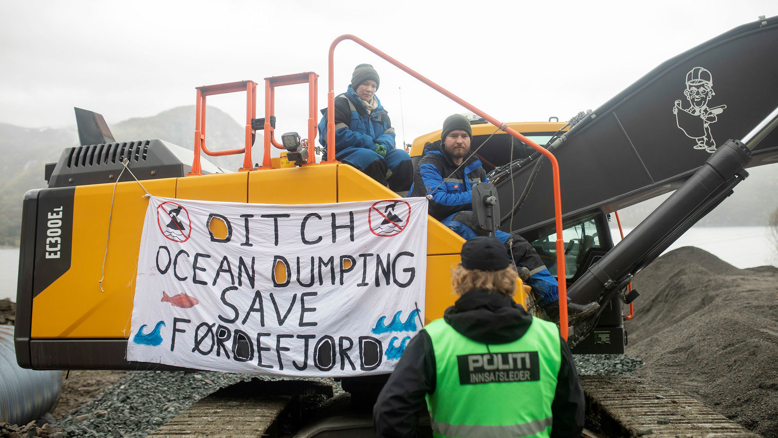 Hilja Løvvik demonstrerer ved Førdefjorden.