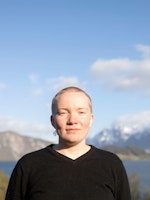 Portrett av Hilja Løvvik foran blå himmel.