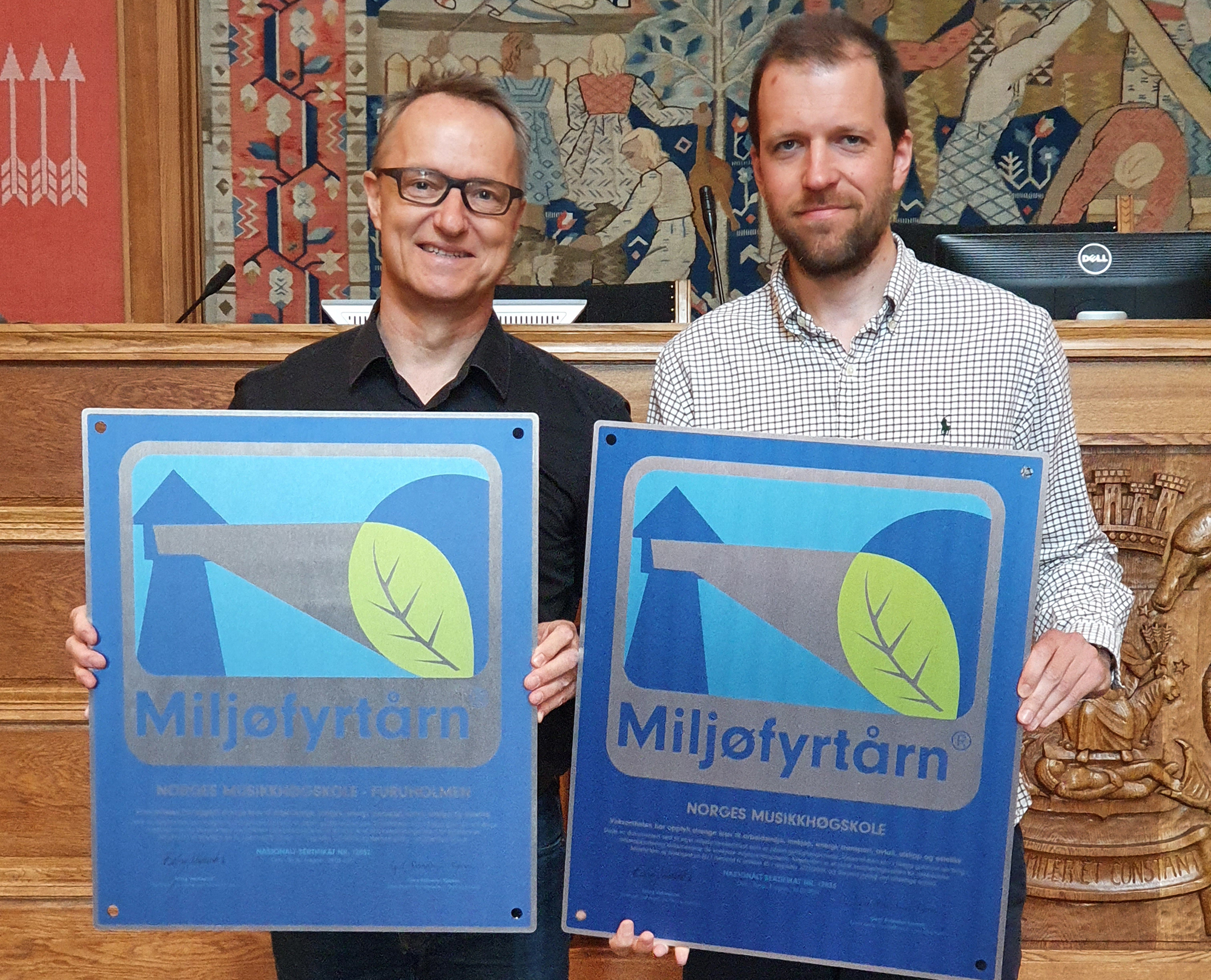 Johan Jørgensen og Anders Eggen på NMH med miljøfyrtårndiplomer