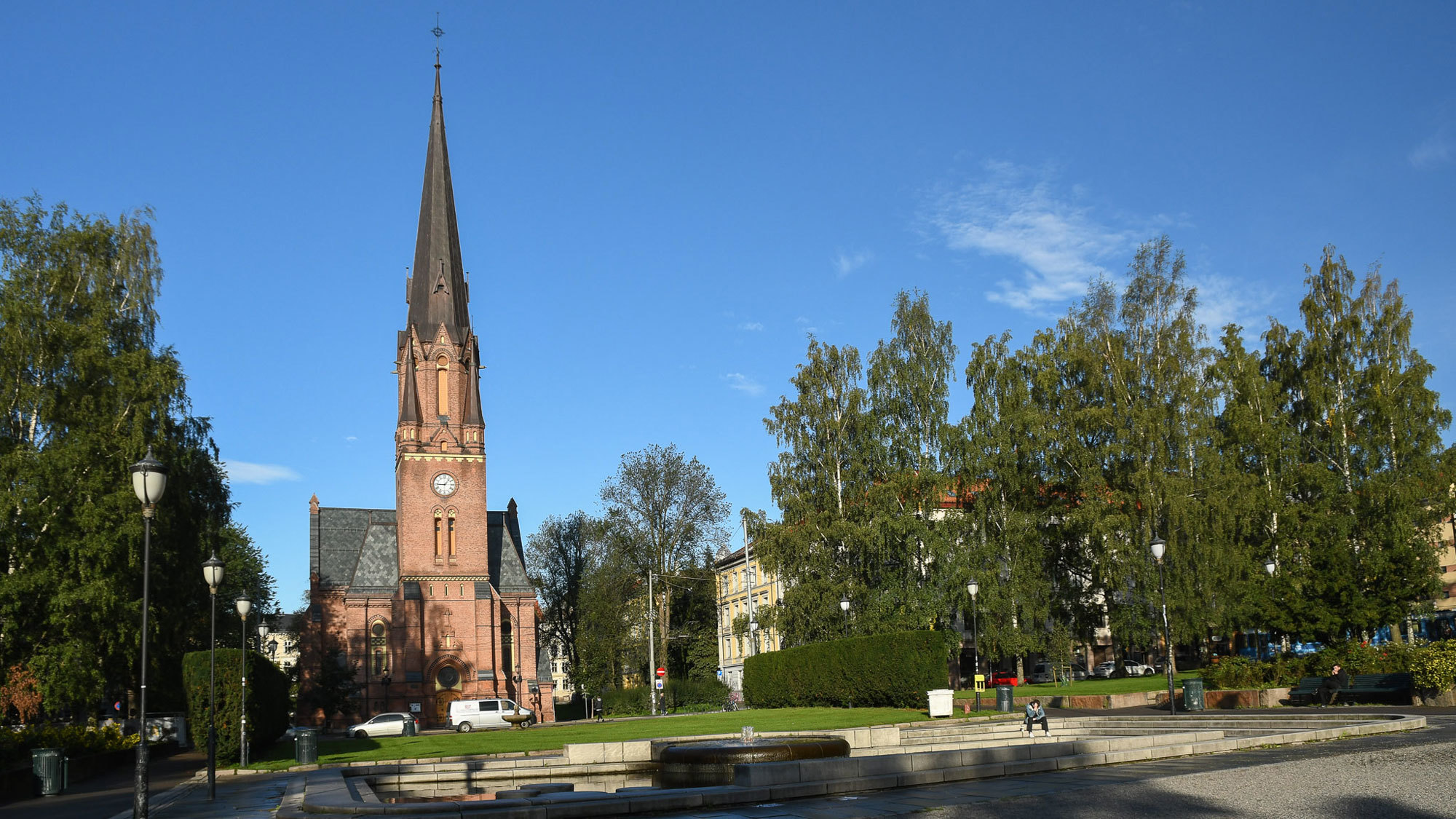 Paulus kirke om sommeren med blå himmel bak.