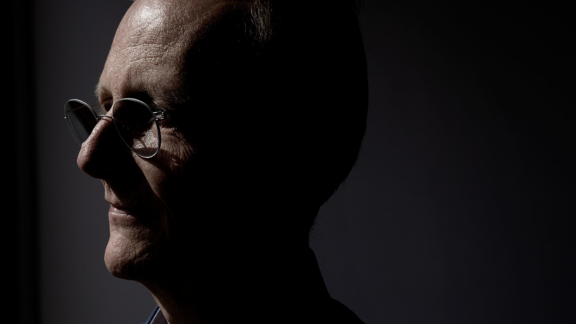 Mørkt nærbilde av Peter Tornquist i profil.