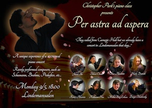Rødbrun plakat til pianistenes klassekonsert Per astra ad aspera. Bilder av alle studentene og program.