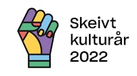 Logoen til Skeivt kulturår består av en knyttneve i regnbuens farger ved siden av teksten "Skeivt kulturår 2022".