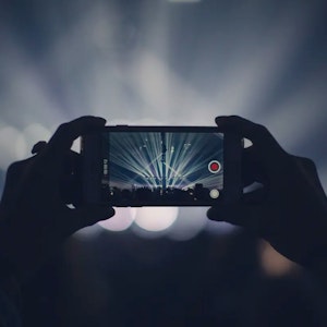 En smarttelefon som filmer noe på en scene