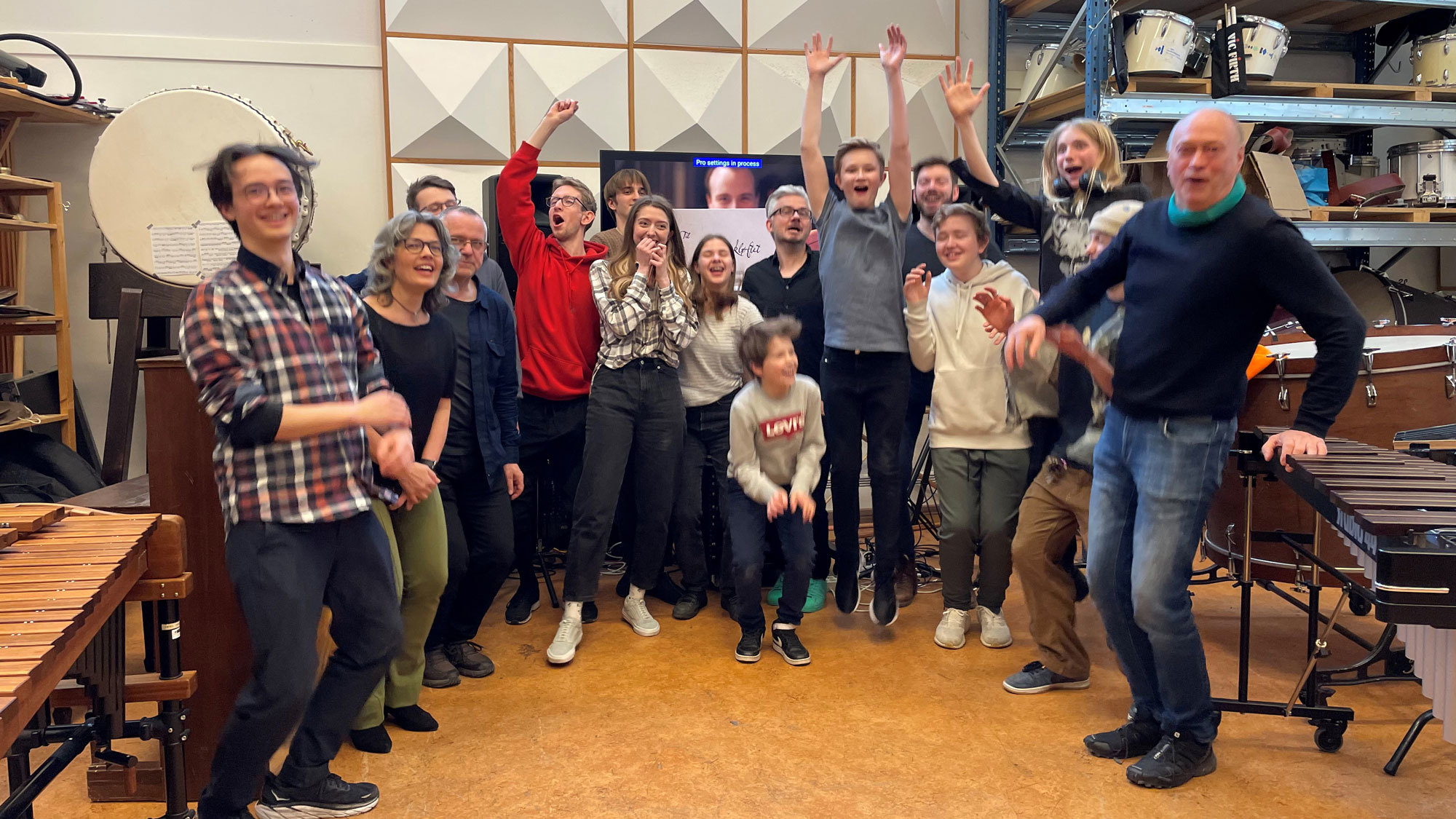 Gruppebilde av slagverkerne på NMH, i slagverksrommet.