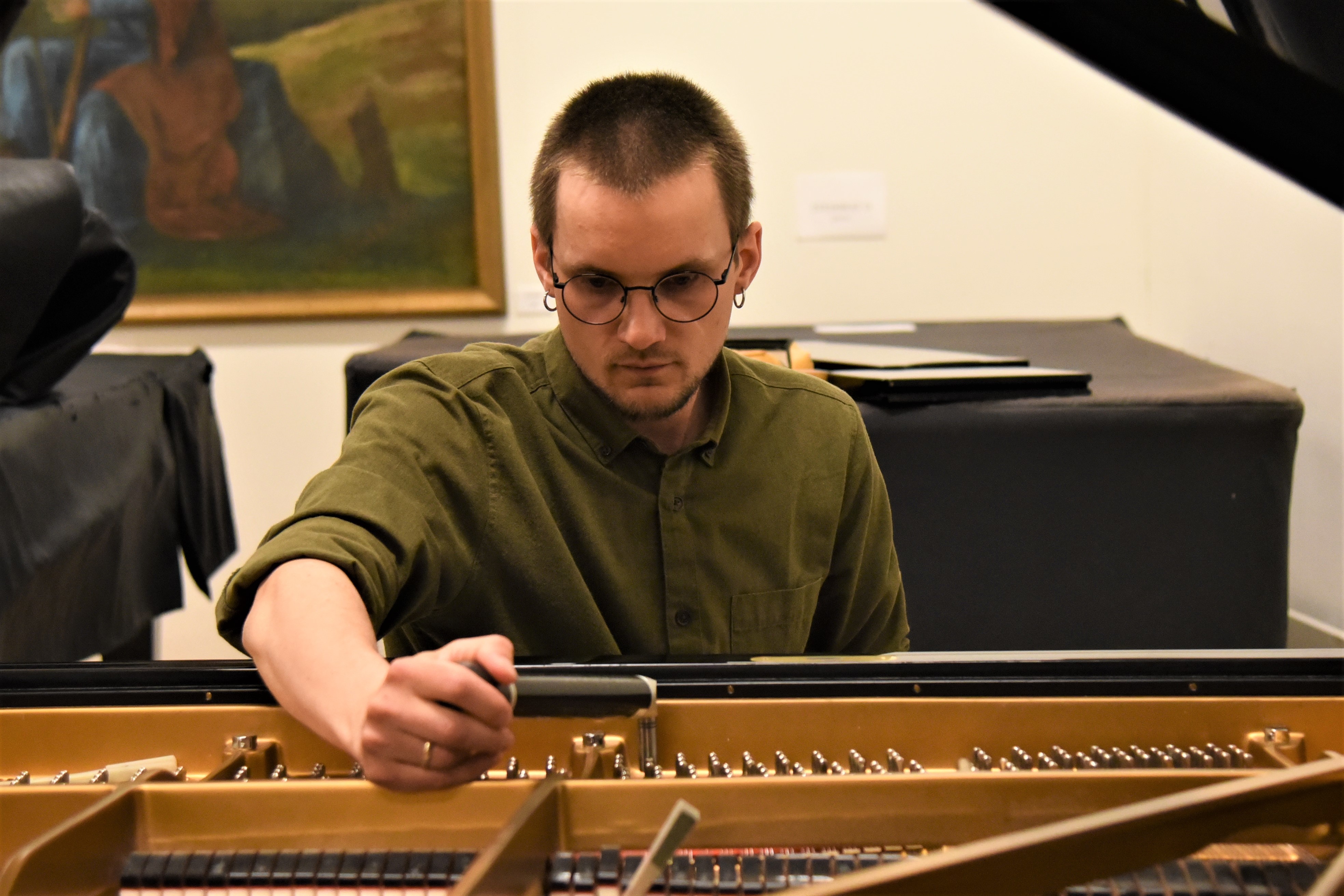 Torkil Rødvand sitter og stemmer flygel